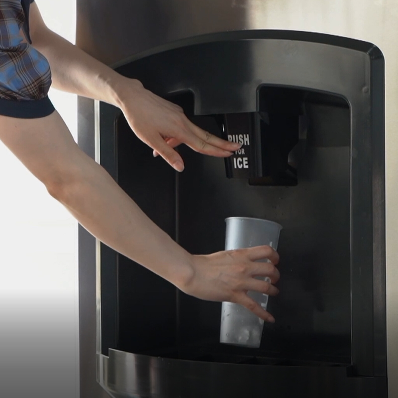 Combisteel Ice Dispenser 60kg Capacity, 5kg/min Output 2